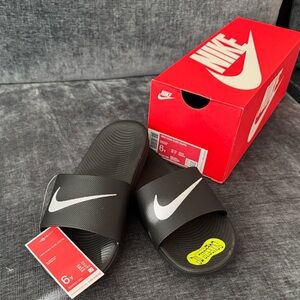 NEW NWT Nike Black and White Slide Sandals